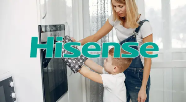 Mama i syn przy piekarniku Hisense. Firma Hisense oferuje sprzęt AGD.