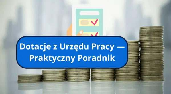 Stos monet i ręka trzymająca dokument z zaznaczonymi zadaniami.
