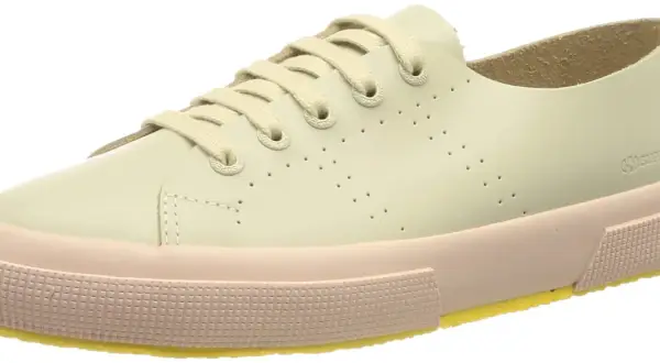 Jasnożółte trampki Superga z różową podeszwą i żółtym spodem. To świetny wybór, jeśli zastanawiasz się, superga co to za firma.