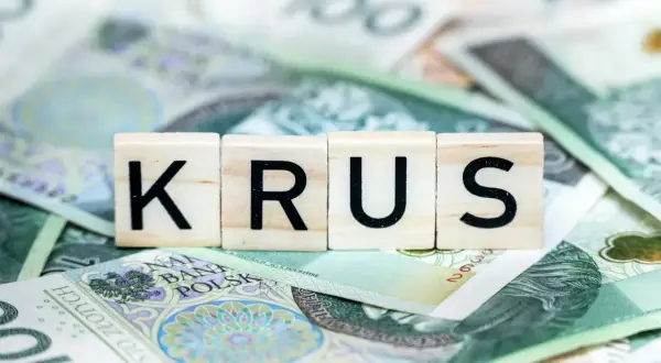 Litery K, R, U, S ułożone na banknotach 100 zł. To symbol przyszłej emerytury z KRUS.