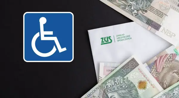 Symbol osoby na wózku inwalidzkim obok koperty ZUS i polskich banknotów symbolizuje renta z tytułu częściowej niezdolności do pracy.