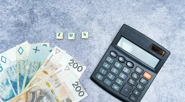 ZUS, pieniądze i kalkulator. Obliczanie kapitału początkowego na ZUS.