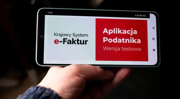 Telefon wyświetla ekran aplikacji "Krajowy System e-Faktur" i "Aplikacja Podatnika". To przyszłość certyfikatów KSeF.