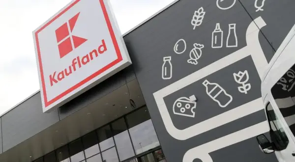 Kaufland, znany z bogatej oferty, to firma, która dba o spice&soul swoich klientów. Na elewacji sklepu widnieje logo i grafiki symbolizujące produkty spożywcze.