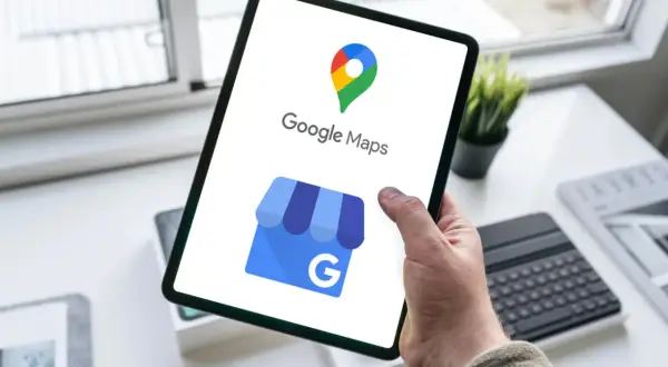 Tablet z Google Maps. Ikona sklepu i litera G. Dowiedz się, gdzie zgłosić nieuczciwą firmę.