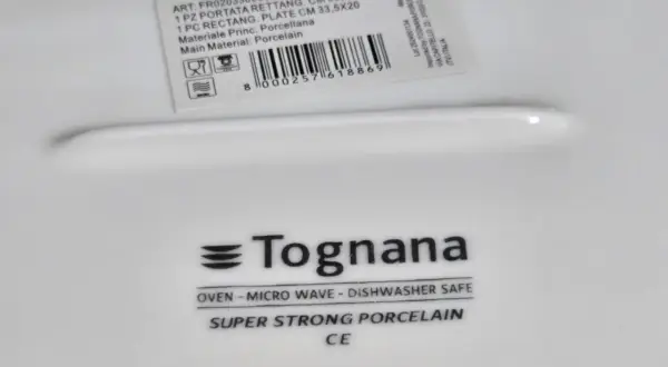 Tognana to włoska firma produkująca porcelanę. Na zdjęciu widać logo Tognana i etykietę z informacją o produkcie.