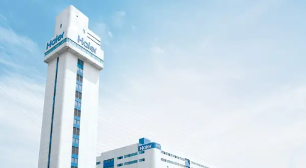 Nowoczesne budynki z logo Haier. Firma Haier to globalny producent elektroniki użytkowej i sprzętu AGD.