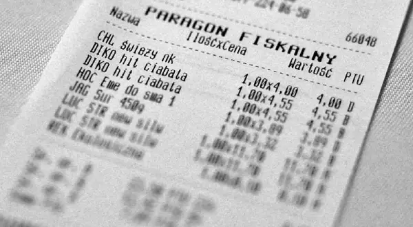 Paragon fiskalny z listą zakupów. Czy z paragonu można zrobić fakturę? Na dokumencie widnieją nazwy produktów, ilości i ceny.