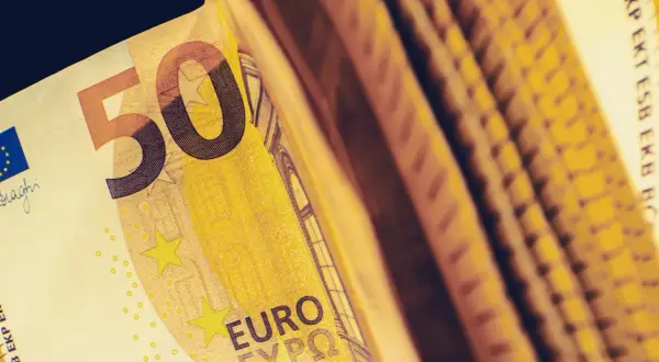 Stos banknotów 50 euro, symbolizujący potencjalne zyski. Czy warto inwestować w euro?