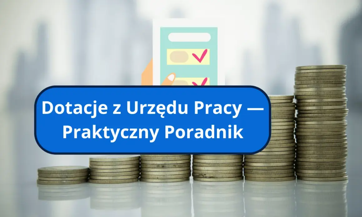 Stos monet i ręka trzymająca dokument z zaznaczonymi zadaniami.