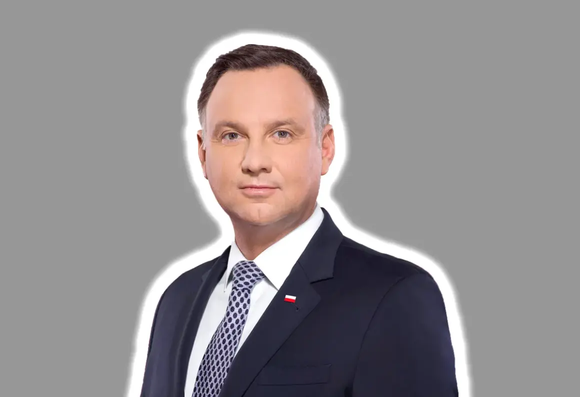 Prezydent Andrzej Duda w garniturze, z biało-czerwoną flagą na klapie. Jego twarz wyraża powagę, jakby rozważał kwestię ułaskawienia.