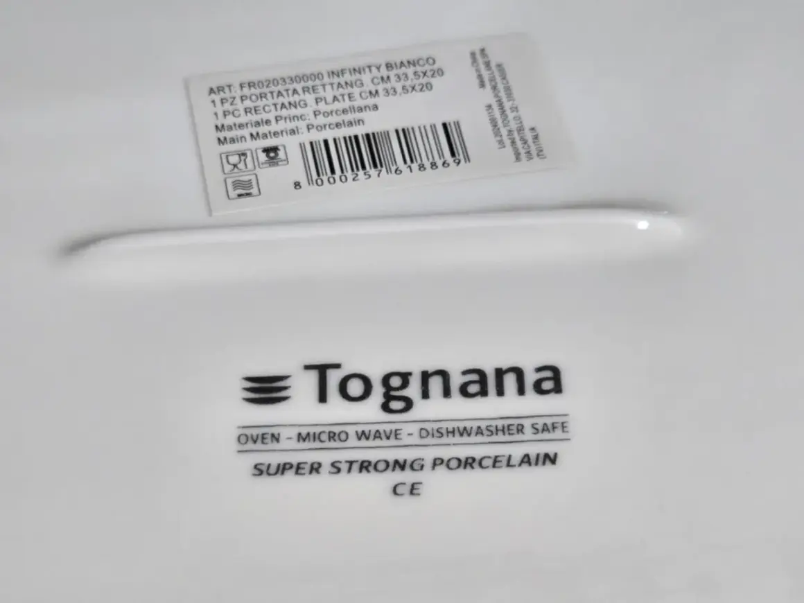 Tognana to włoska firma produkująca porcelanę. Na zdjęciu widać logo Tognana i etykietę z informacją o produkcie.