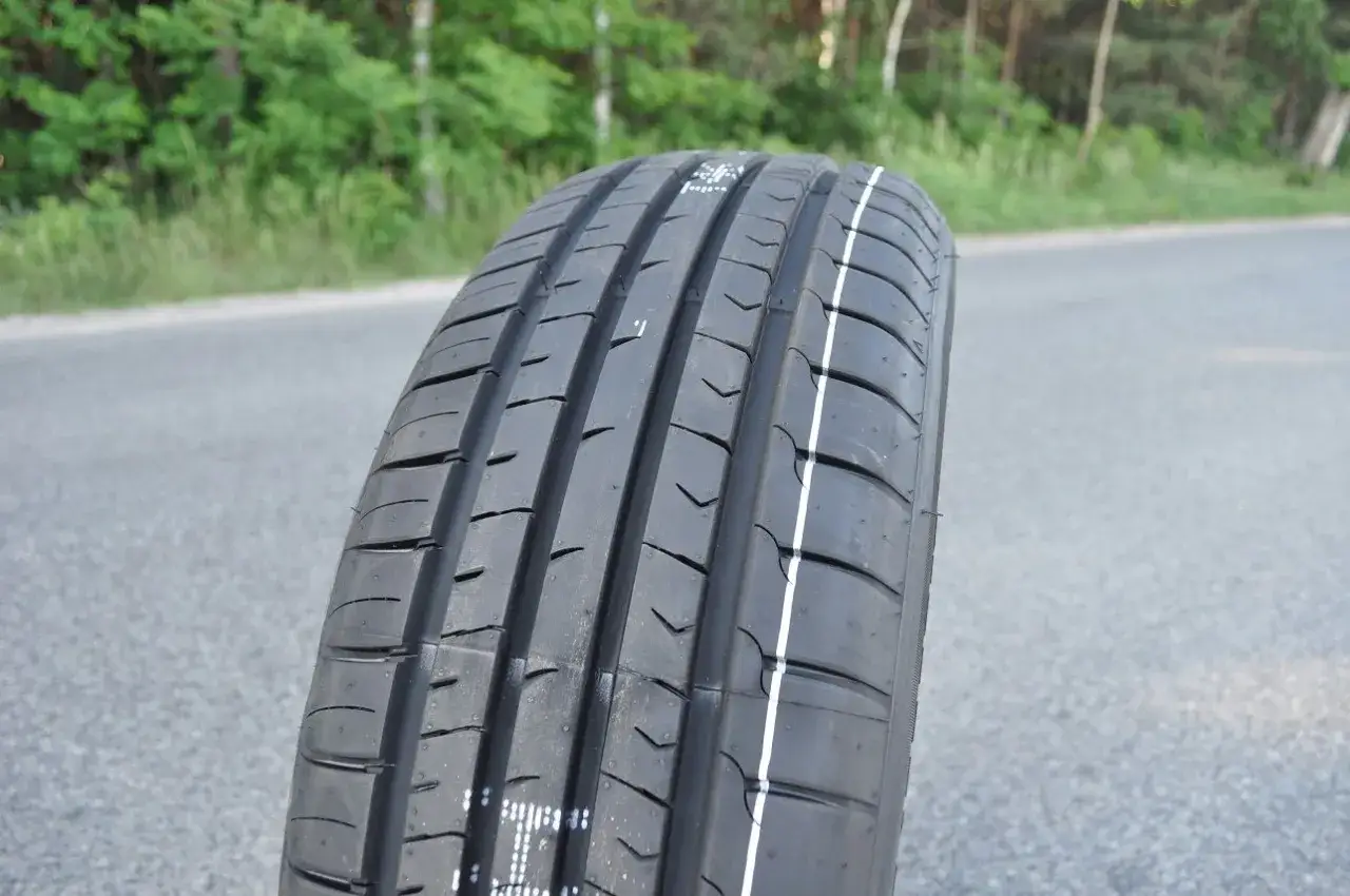Nowe opony Firemax, co to za firma? Zobacz bieżnik na drodze, gotowe na każdą podróż.