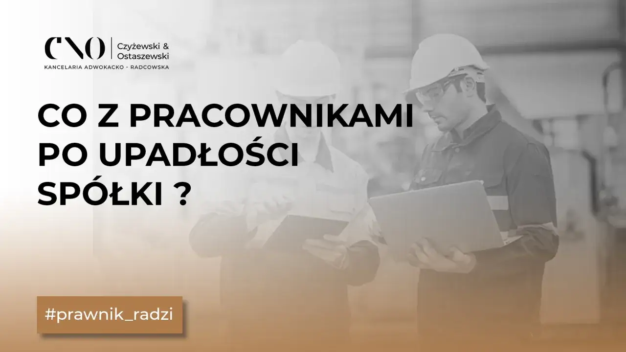 Co z pracownikami, gdy firma ogłasza upadłość? Dwóch mężczyzn w kaskach analizuje dokumenty i laptopa. #prawnik_radzi