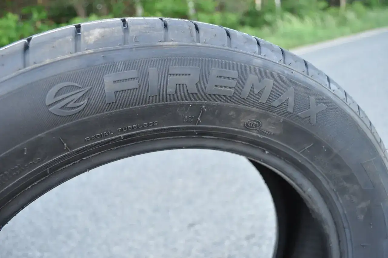 Opona radialna bezdętkowa marki Firemax. To właśnie firemax co to za firma, która produkuje opony.