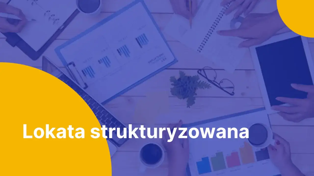 Zespół analizuje dane finansowe, planując strategię lokaty strukturyzowanej.