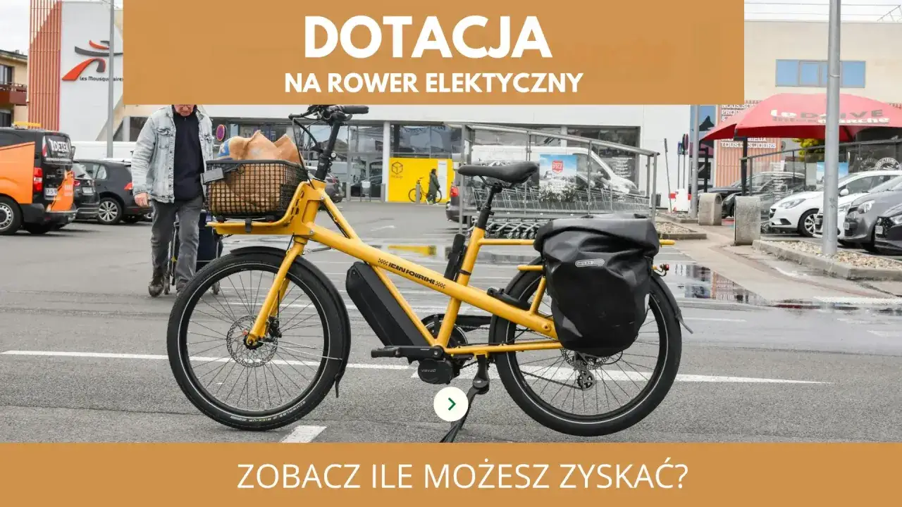 Żółty rower elektryczny z koszykiem i sakwą. Dofinansowanie do roweru elektrycznego dla każdego, kto chce skorzystać z ekologicznego transportu.