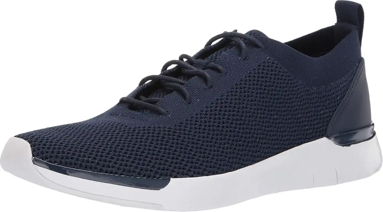 Granatowy, pleciony but sportowy Fitflop. To firma znana z komfortowego obuwia.