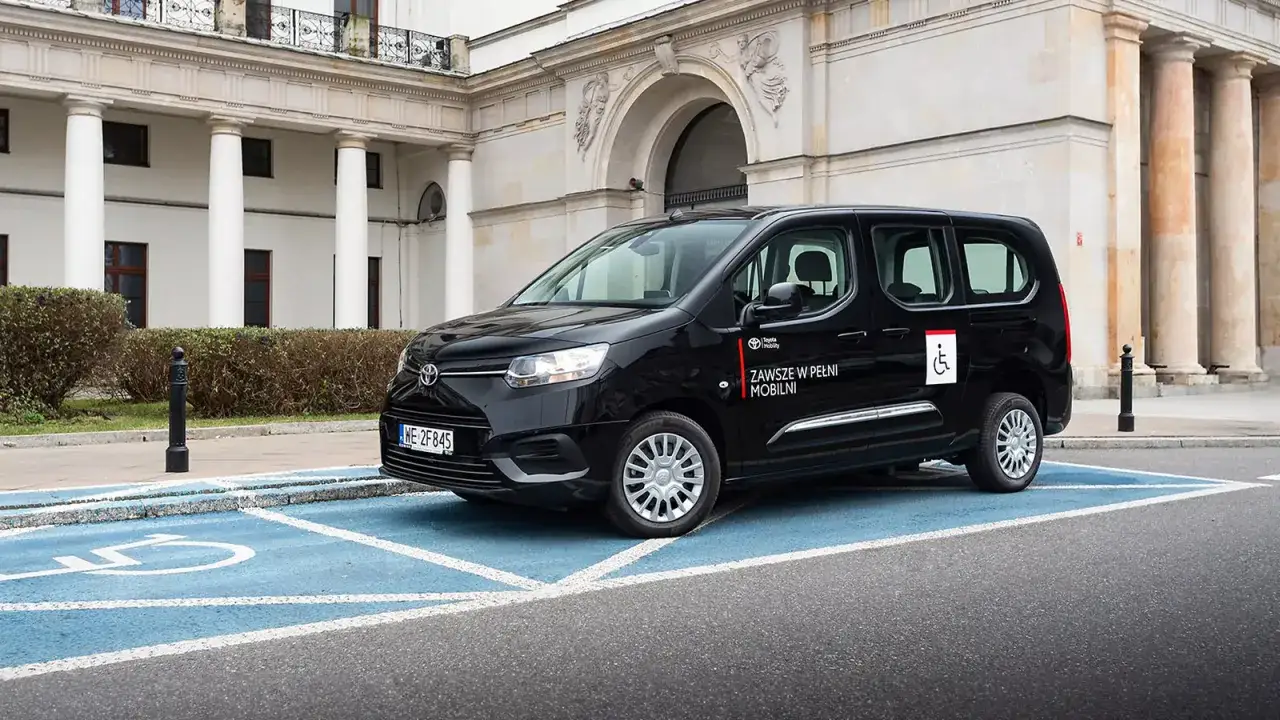 Czarny van Toyota z oznaczeniem 