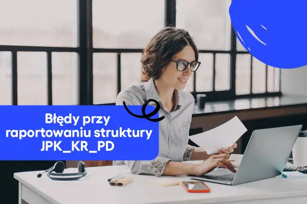 Kobieta pracuje przy laptopie, trzymając dokumenty. Na ekranie widnieje napis "Błędy przy raportowaniu struktury JPK_KR_PD".
