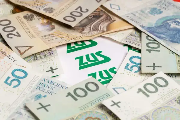 Polskie banknoty 50, 100, 200 zł otaczają logo ZUS. Czy wystarczy na godną, minimalną emeryturę?
