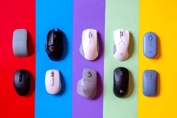 Różne myszki komputerowe, w tym modele Logitech i Razer. Czy reinston to za firma? Nie widać jej tutaj.