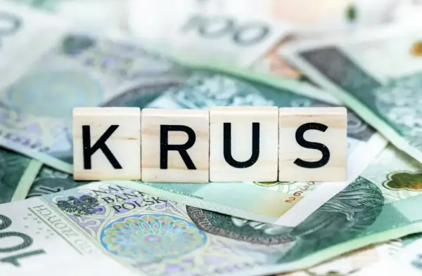 Litery K, R, U, S ułożone na banknotach 100 zł. To symbol przyszłej emerytury z KRUS.