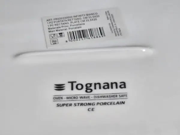 Tognana to włoska firma produkująca porcelanę. Na zdjęciu widać logo Tognana i etykietę z informacją o produkcie.